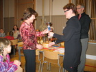 SM-mitalisti Maija sai palkintonsa Heliltä ja pj-Timolta.