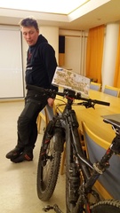 Ville Pirilä esitteli VaRa-vuosikokouksessa maastopyöräilyä.