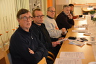"Opposition pöydässä" istuivat innostuneina Pentti, Kari, Raimo, Aarre ja Maisa.