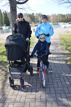 Kalantilainen Päivi, tyttärensä Laura sekä tämän lapset Vilho ja Eevi rastimatkalla.