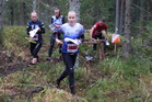 Naisten SM-kärkiryhmään lähes koko matkan kuuluivat Ida, Enni, Tereza ja Venla. - Alakuvassa kärkiparin iloa maalissa Jämsässä. (Kuvat: Touho H.).