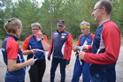 Mahlion maisemien tunnelmissa Riitta, Heli, Kari, Markku ja Riku.