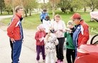 Lähdössä Pentti, Sirja, Lilja, Jutta, Sanna ja Oiva. Taustalla alkua ohjaa Jari.(Kuva: Jussi A.).