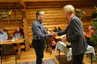 Timo sai pokaalin Timolta (ja vauhtia niin, että kuvakin epätarkka).