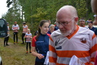 Matilda maalijonossa oranssivärien joukossa.