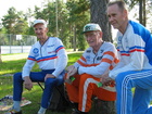 Kunnianarvoisat veteraanit Erkki (vas.) ja Valter (oik.) Kalannissa vuonna 2004. Erkin 90-v. juhlarasteille osallistui myös Tussin Esko Elmiö.