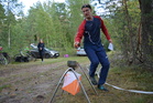 Riku kallistuu kohti maalileimausta.