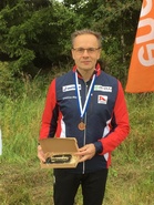 Timo ja pronssimitali sekä kädessä "jalokivi" Ylämaalta.