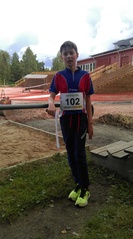 Edustusurheilija-Matias vauhdikkaan loppukirin ja emit-purun jälkeen Pomarkun pesäpallostadionilla.