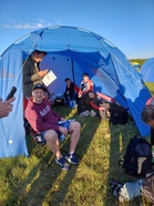 Mukavaa tunnelmaa tuulisuojateltalla.