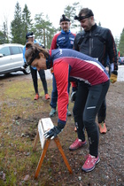 Pirjo nollasi emittinsä, takana Riku ja Myssin Mika.