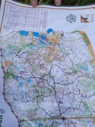 Leon finaalirata Öjbergetin tuntumassa, mäen kivikoissa: yhdeksän rastia.