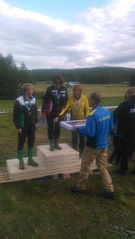 SM-mitalistit korokkeella (Leon kuvat palkintojenjaosta).