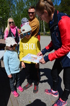 ... ja Riitta neuvoi perheen nuoria lähdössä.