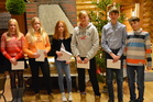 Julia, Elisa, Peppi, Laura, Sami ja Matias palkittiin.