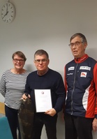 Ja sitten poseerattiin vuosikokouksen yleisön edessä. (Kuva: Päivi M.)