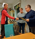 Heli ja Pentti luovuttivat suuren tunnustuksen Lehti-Veijolle. (Kuva: Inkeri P.)